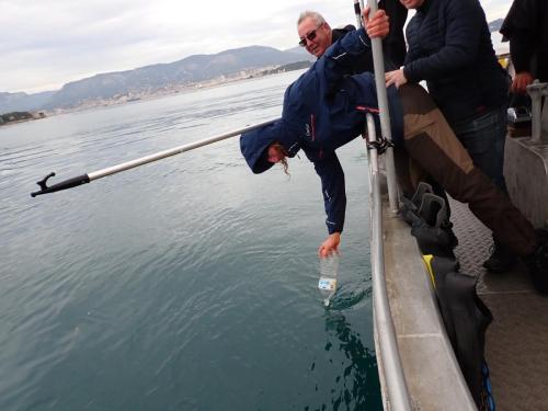 et voilà de retour au port, on en a pris plein les yeux et nous récupérons cette bouteille en plastique qui flottait sur notre chemin, et à l'allée c'était une bouteille de coca à moitié pleine...laissons la mer propre...ET FAITES DE BEAUX RËVES