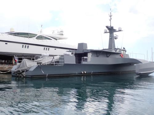 retour au port avec un coup d'œil sur ce curieux bateau militaire..