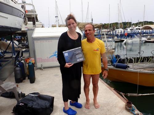 et bravo à Léa et à son moniteur….elle a réussi à boire son Ricard à - 6m pour le baptême…. de bouteille plongée