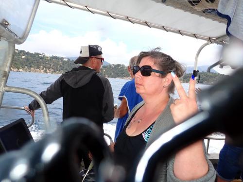 coucou les amis, c'est parti pour ce petit reportage de la plongée du 15 juin. Bon, là  direction les grottes sur une mer un peu formée. Notre pilote avait pris son mer calme et a pu profiter de cette sortie comme il se doit. Notre pilote attitrée a démontré une aisance manifestée par l'absence totale de "conseils" autour d'elle  lors de cette sortie, ces derniers   sont restés dans leur coin à bavarder sans se soucier de sa conduite. Bravo à elle c'est un signe d'une confiance accordée