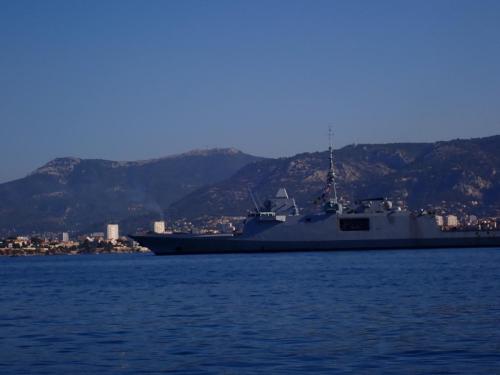 L'armoire est un site du coté des fourmigues de Giens. C'est un sec qui commence vers les 15/20 mètres et qui descend vers les 60 mètres et donc pour une reprise après un mois, avec JPE nous sommes descendus à 43 maxi et même à 43 mètres paysages lunaires. mais bon; tout à commencé comme d'habitude… on croise l'armée qui fait ses exercices