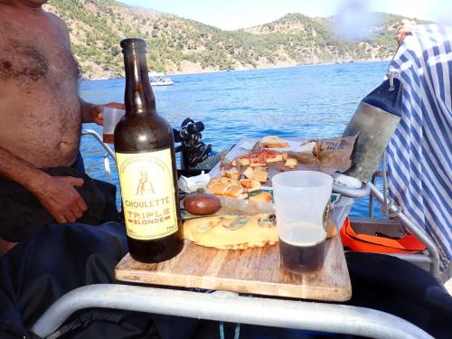 en tout cas, dés fois je me demande si ce bateau n'est pas un restau. ambulant